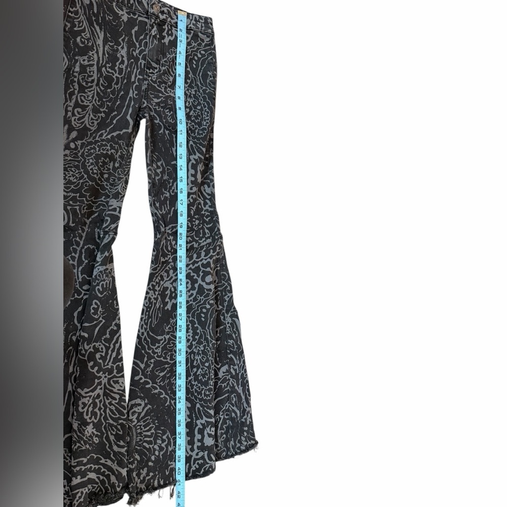 Free People We the Free Black FloralJust Float On Geo Flare Jeans Womens Sz 25 - Picture 14 of 14